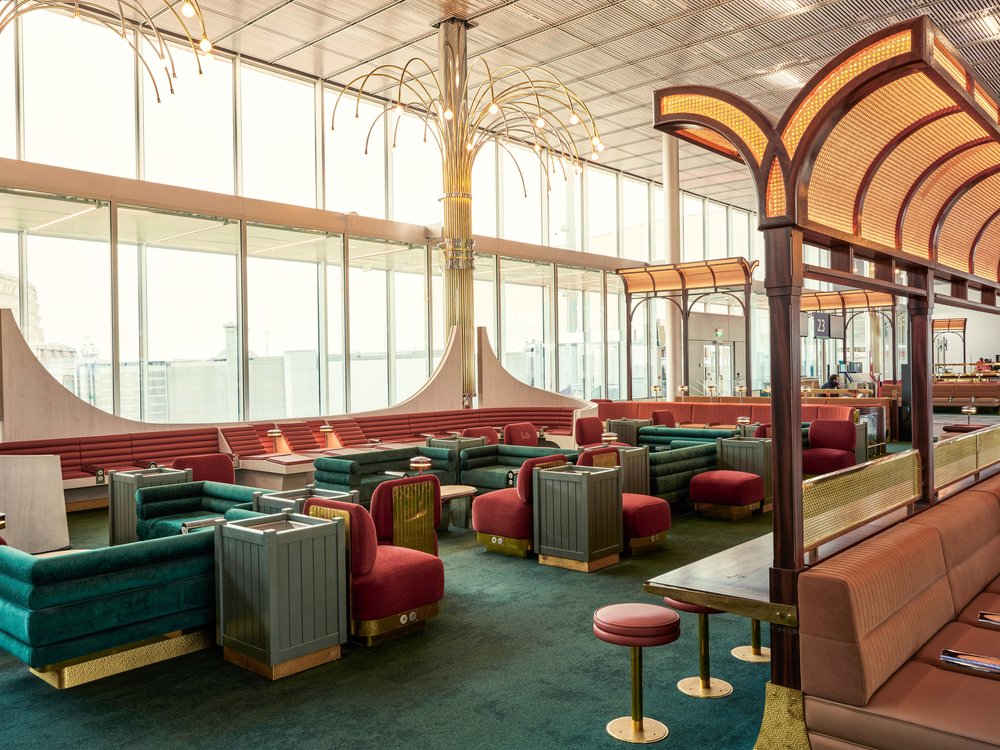 Luminaire sur mesure installé par Créalum&apos;in dans le Terminal 1 de l&apos;aéroport Roissy Charles de Gaulle, offrant une lumière douce et accueillante pour les voyageurs