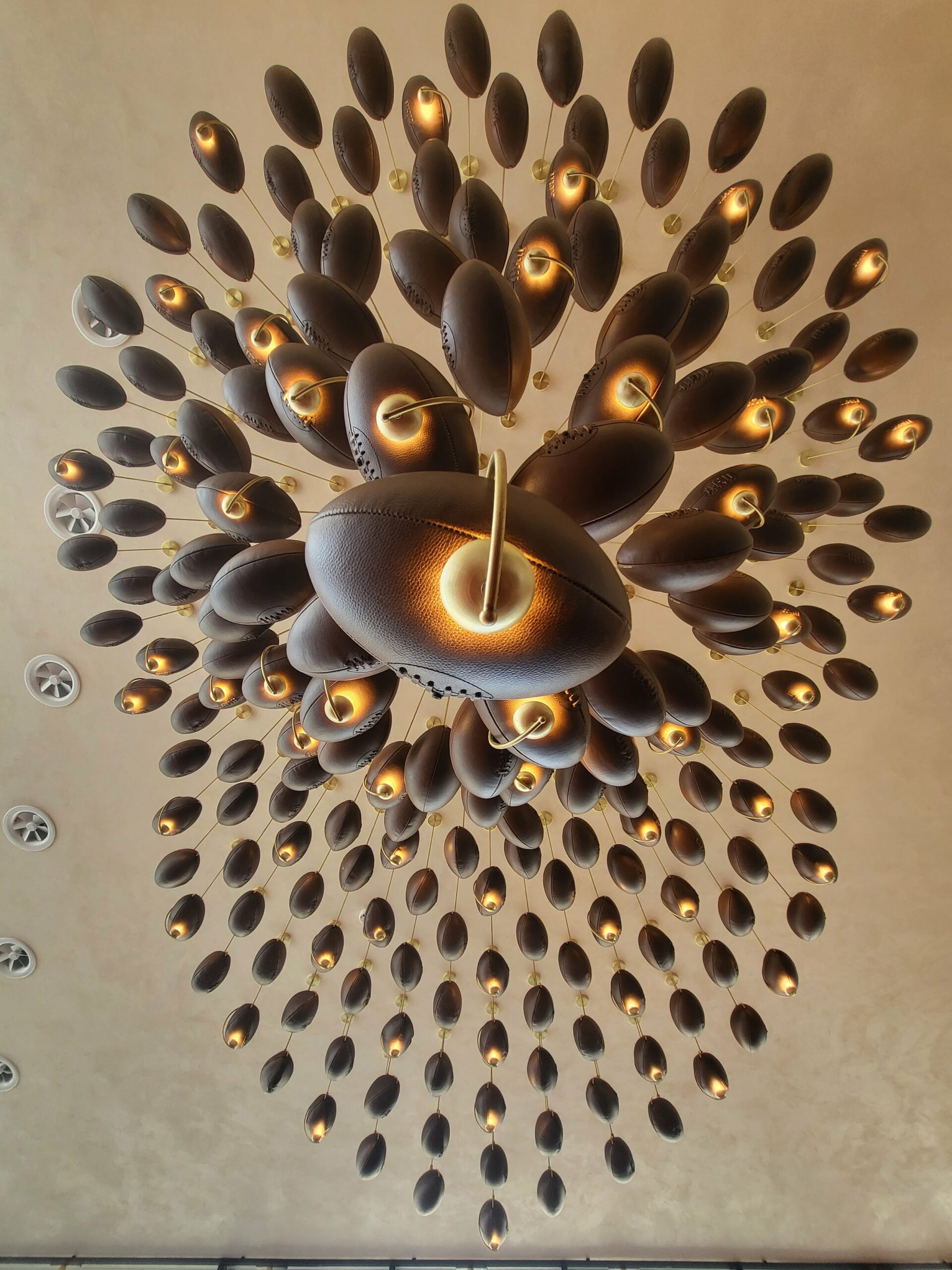 Luminaire sur mesure conçu par Créalum&apos;in pour le campus RCT Toulon, offrant un éclairage moderne et fonctionnel pour les espaces de travail