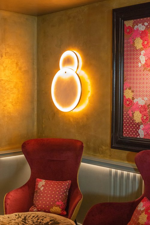 Luminaire sur mesure conçu par Créalum&apos;in pour la Demeure Montaigne, hôtel parisien, ajoutant une touche de luxe et de raffinement aux espaces intérieurs