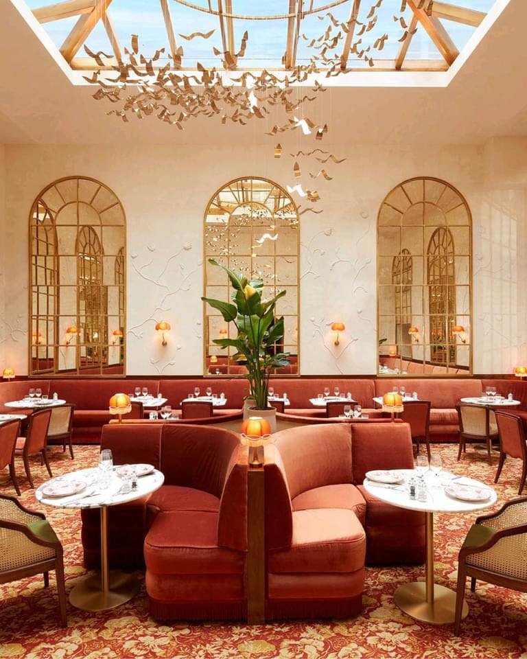 Luminaire sur mesure au design contemporain pour le restaurant Siena à Paris, conçu par Créalum&apos;in pour une ambiance chaleureuse et sophistiquée