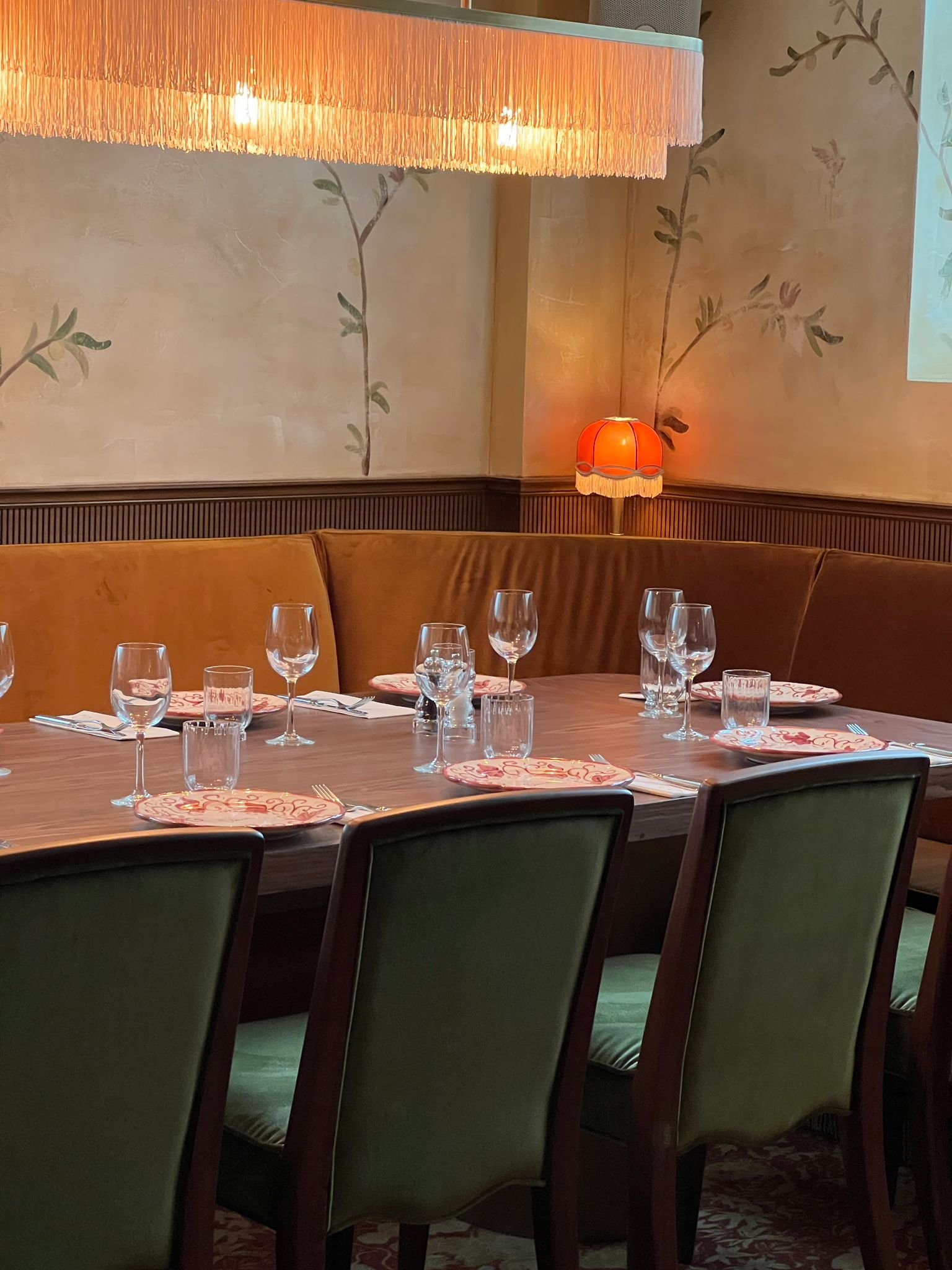 Éclairage sur mesure pour le restaurant Siena à Paris, signé Créalum&apos;in, ajoutant une touche de modernité et de style au cadre parisien