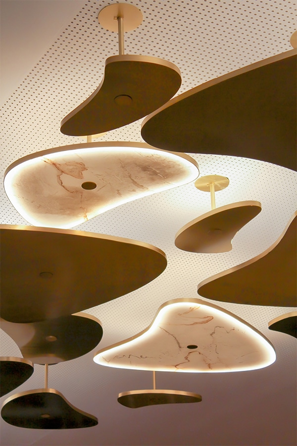 Plafonniers design organiques en marbre rétroéclairé, luminaires suspendus sur mesure pour intérieur contemporain