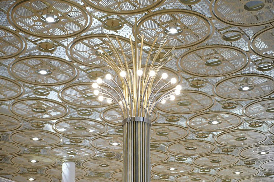 Photo vue du dessous d&apos;un luminaire en forme de feu d&apos;artifice fait pour le terminal 1 de l&apos;aéroport Charles de Gaulle. Ces luminaires sur mesure font parti des plus belles réalisations de luminaires pour des lieux d&apos;exceptions comme ceux-ci.