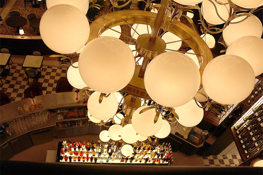 Photo vue du dessus d&apos;un luminaire sur mesure fait pour le café de Paris. Figure parmi les plus belles réalisations de luminaires pour restaurants