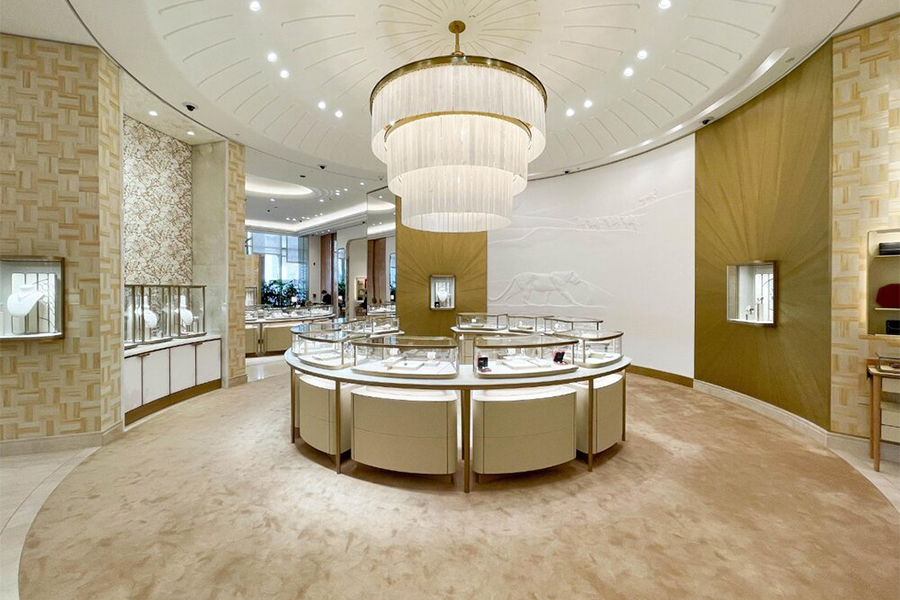 Photo vue de face d&apos;un grand luminaire sur mesure réalisé pour la boutique Cartier à Dubaï. Figure parmi les plus belles réalisations de luminaires pour boutique