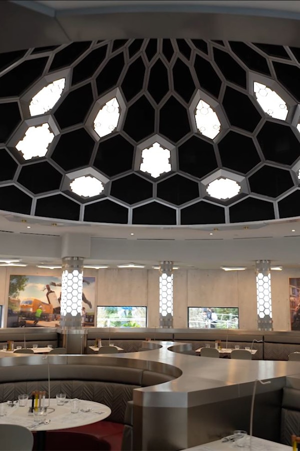 Dôme lumineux hexagonal conçu par Créalu&apos;min pour le restaurant Pym Kitchen, éclairage architectural inspiré du design Marvel