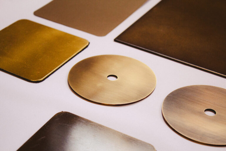 Éléments en laiton découpés pour luminaires design sur mesure, fabrication artisanale de pièces métalliques haut de gamme