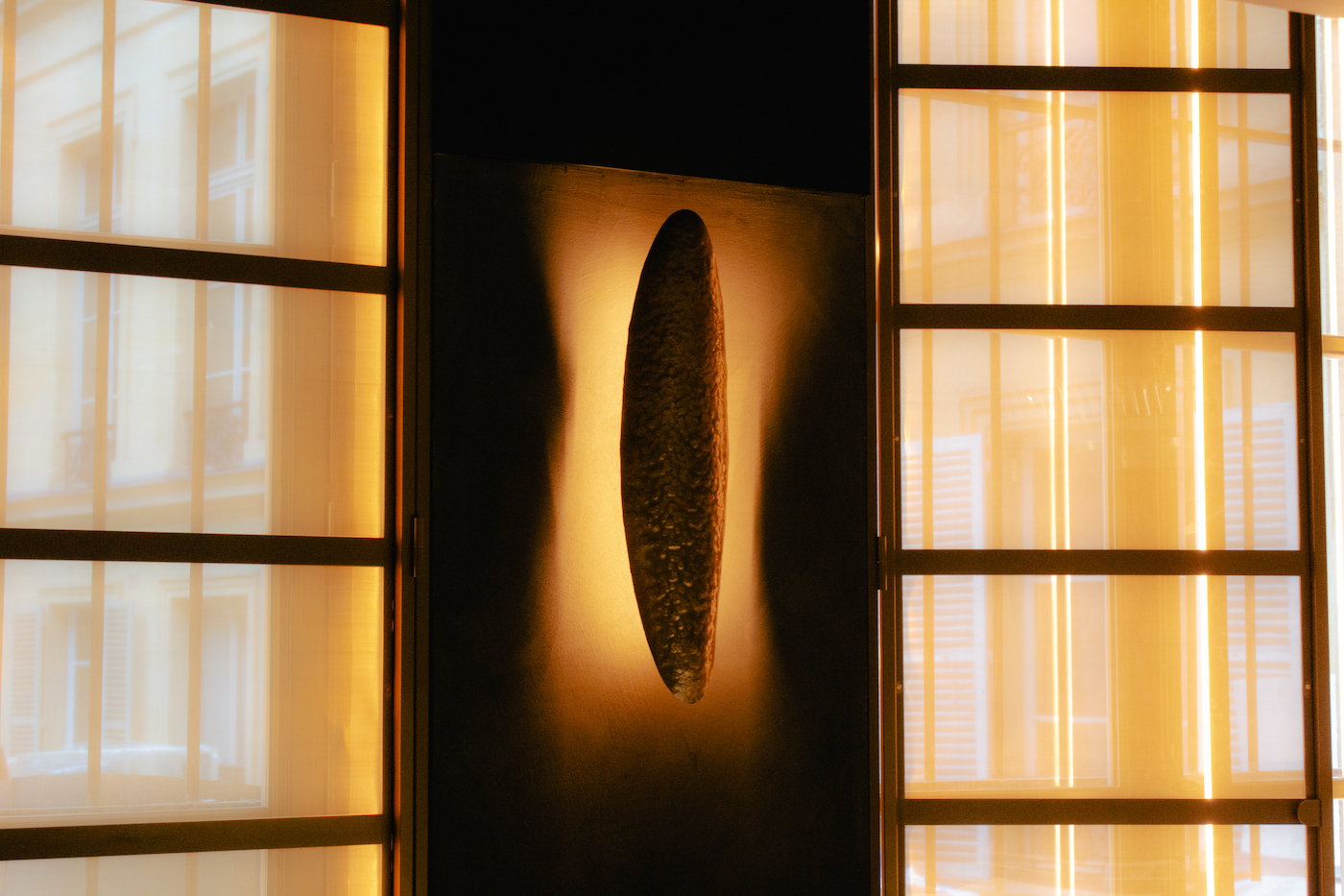 Applique murale design en demi-lune martelée, luminaire d’ambiance sur mesure pour intérieur contemporain haut de gamme