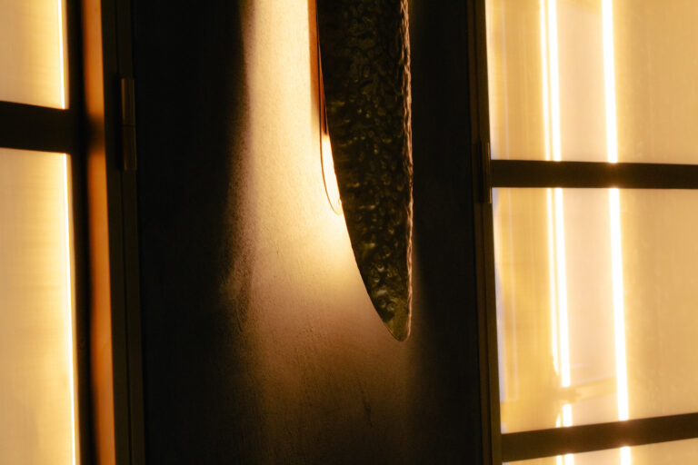 Applique murale design en demi-lune martelée, luminaire d’ambiance sur mesure pour intérieur contemporain haut de gamme