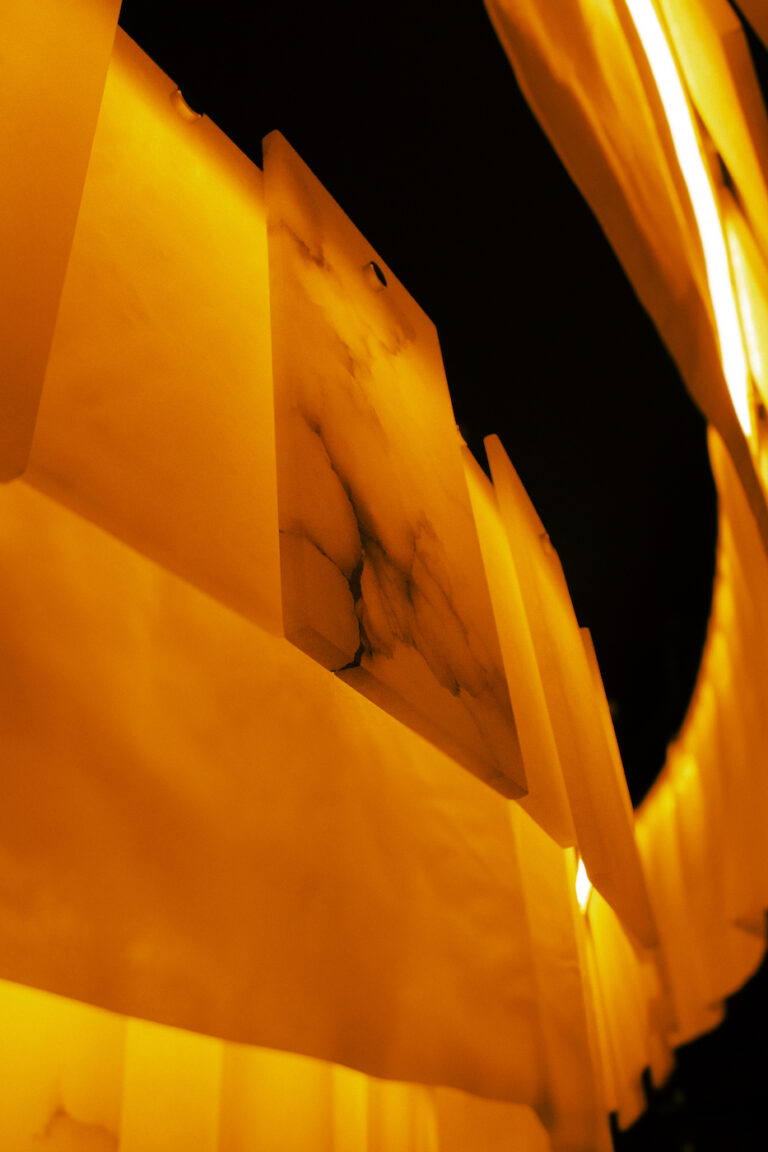 Détail de plaques lumineuses en albâtre rétroéclairé, élément de luminaire suspendu haut de gamme pour ambiance raffinée