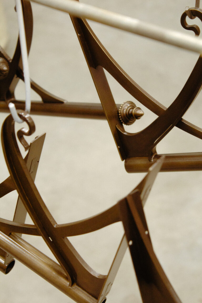 Structure métallique décorative en cours d’assemblage, composant de lustre artisanal pour luminaire sur mesure de style classique