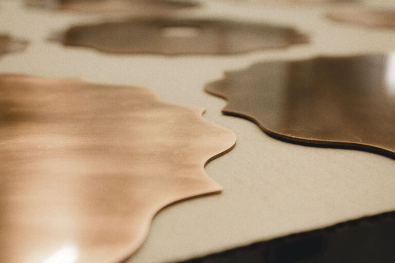 Éléments en laiton découpés pour luminaires design sur mesure, fabrication artisanale de pièces métalliques haut de gamme