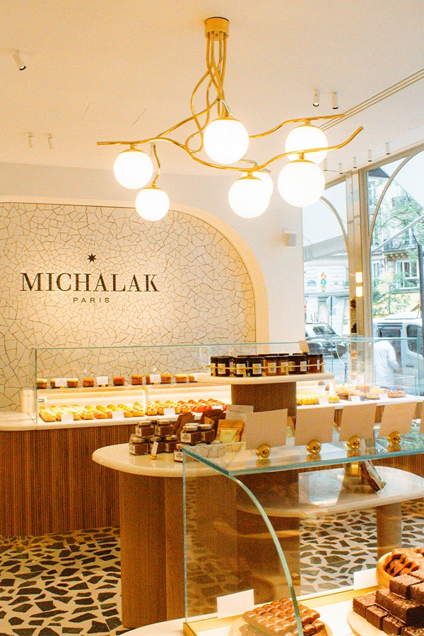 Lustre boule design installé dans la boutique Michalak Paris, suspension lumineuse sur mesure pour espace commercial haut de gamme