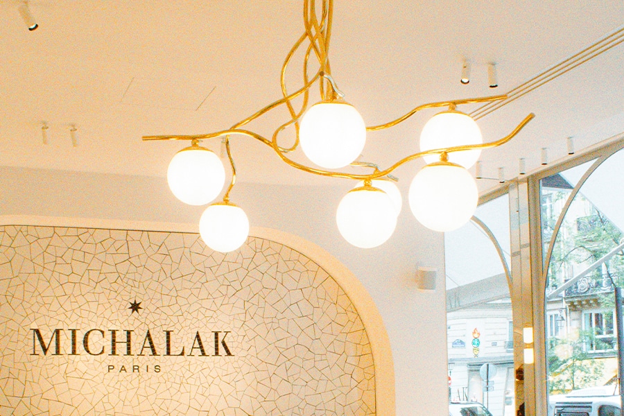 Lustre boule doré sur mesure dans la boutique Michalak Paris, suspension lumineuse design et artisanale