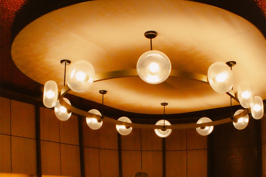 Lustre design circulaire à boules de verre soufflé, luminaire suspendu haut de gamme pour intérieur contemporain