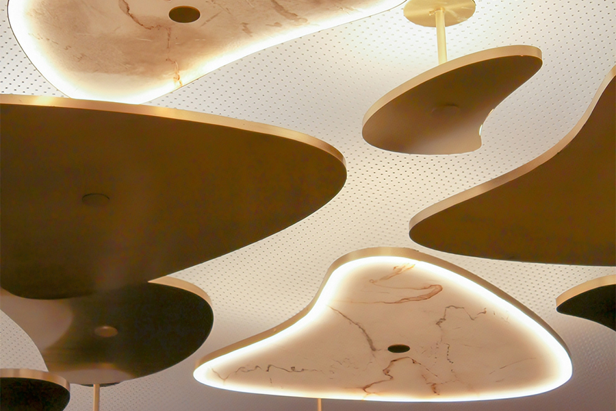 Photo prise de dessous de luminaires sur mesure réalisés pour le Crédit Agricole. Figure parmi les plus belles décorations d&apos;entreprise, ici pour sièges sociaux