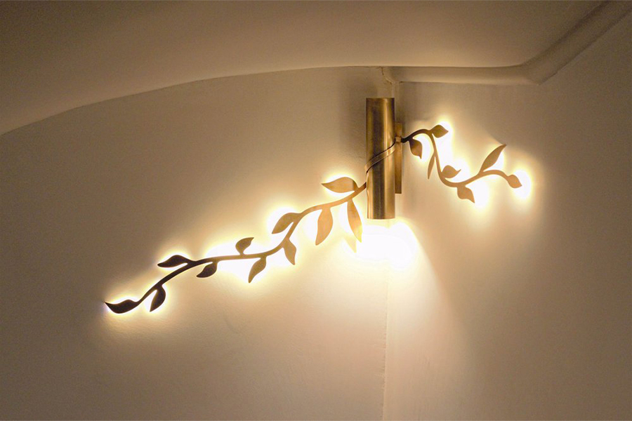 Photo vue de face d&apos;un luminaire sur mesure fait pour le l&apos;hôtel Montaigne. Figure parmi les plus belles réalisations de luminaires pour hôtels comme celui-ci.