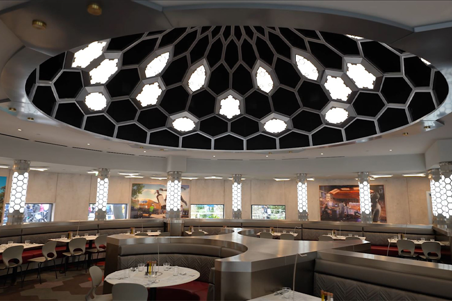 Prise de vue d&apos;ensemble d&apos;un luminaire sur mesure fait pour le PYM Kitchen du parc à thème Disneyland Paris. Ce luminaire est un des plus bel ouvrage de l&apos;entreprise et démontre un savoir-faire français à toute épreuve.