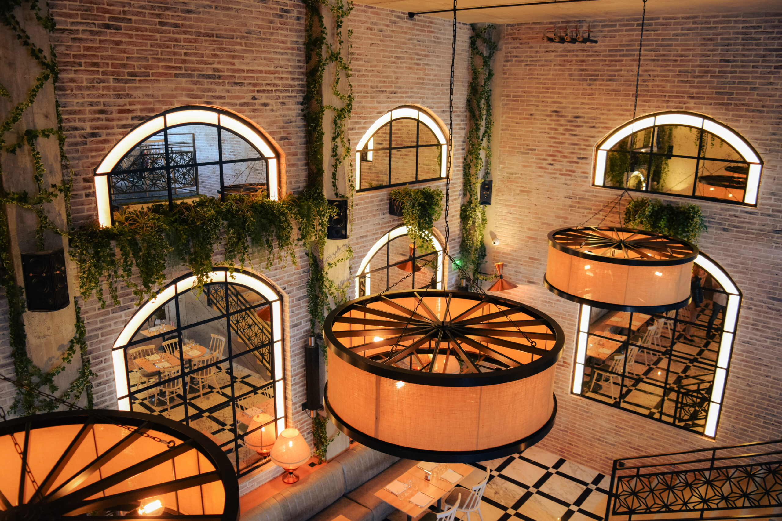 Suspensions personnalisées en forme de roue pour restaurant design – luminaires sur mesure ambiance industrielle et végétale