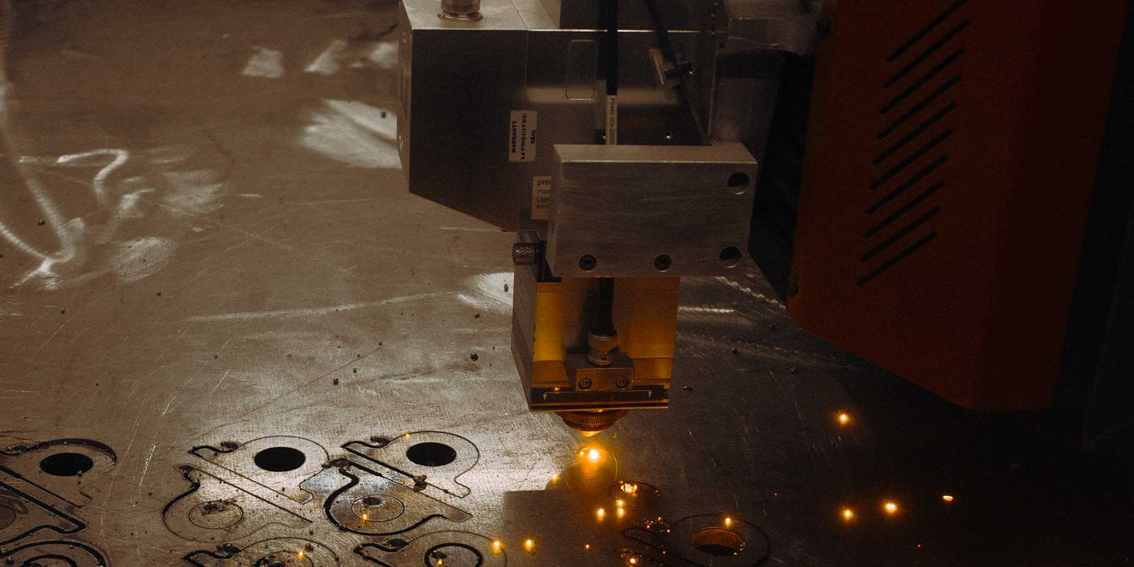 Découpe laser de précision pour la fabrication de luminaires sur mesure en métal – atelier Créalum’in