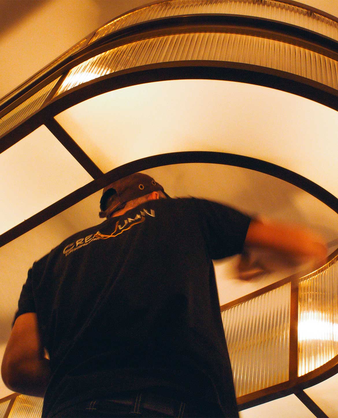 Installation d’un luminaire design sur mesure dans un espace intérieur, éclairage personnalisé artisanal.