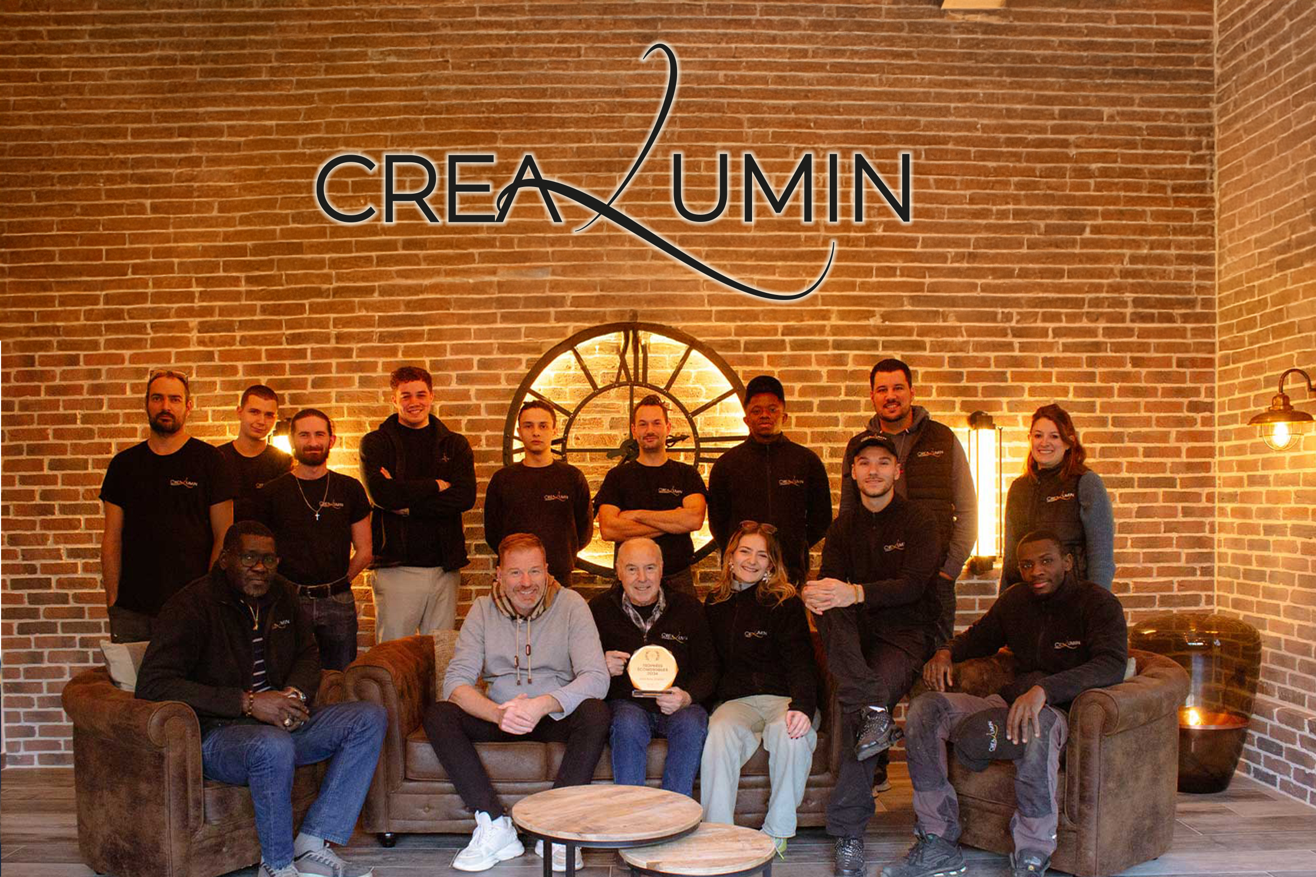 Équipe Créalum’in – artisans et designers spécialisés dans les luminaires sur mesure et l’éclairage haut de gamme