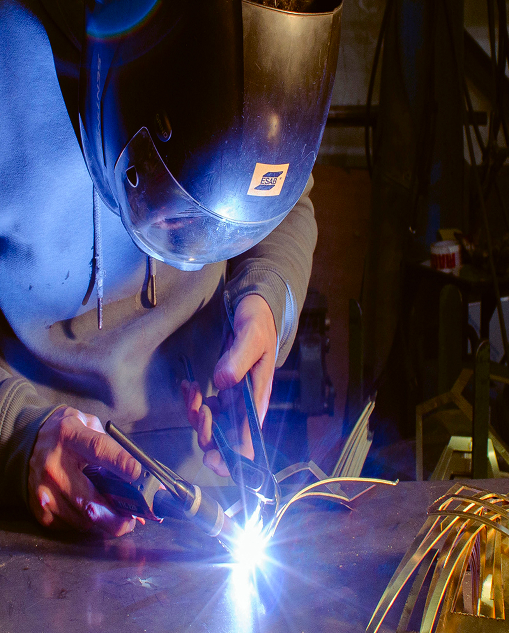 Fabrication artisanale de luminaires design en métal – soudure manuelle pour création de lampes sur mesure