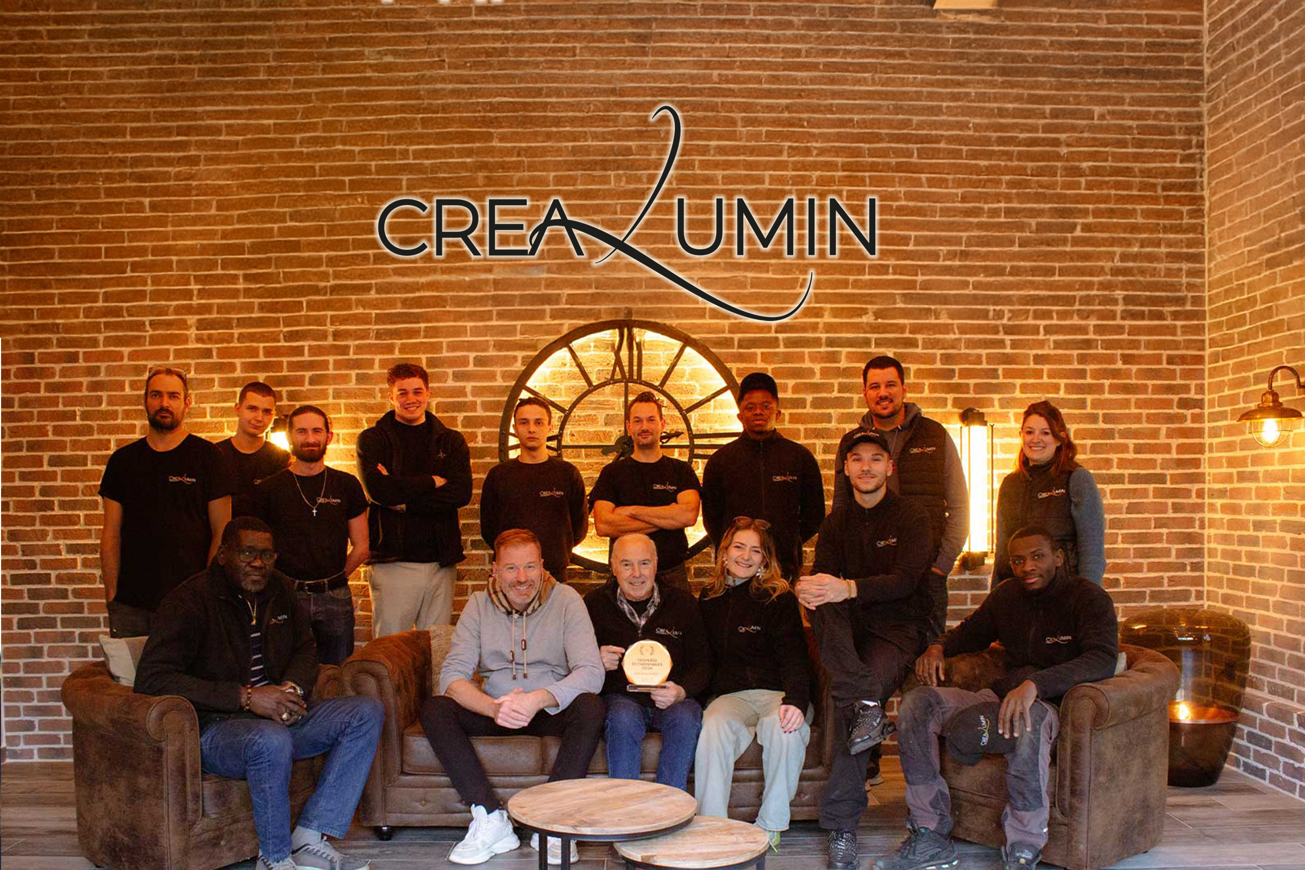 Équipe Créalum’in – artisans et designers spécialisés dans les luminaires sur mesure et l’éclairage haut de gamme