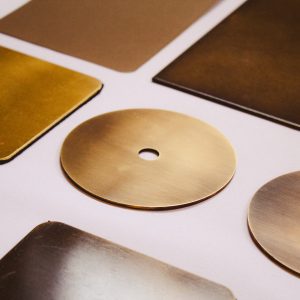 Éléments en laiton découpés pour luminaires design sur mesure, fabrication artisanale de pièces métalliques haut de gamme