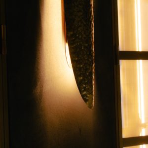 Applique murale design en demi-lune martelée, luminaire d’ambiance sur mesure pour intérieur contemporain haut de gamme