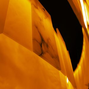 Détail de plaques lumineuses en albâtre rétroéclairé, élément de luminaire suspendu haut de gamme pour ambiance raffinée