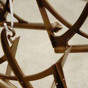 Structure métallique décorative en cours d’assemblage, composant de lustre artisanal pour luminaire sur mesure de style classique