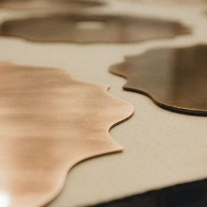 Éléments en laiton découpés pour luminaires design sur mesure, fabrication artisanale de pièces métalliques haut de gamme